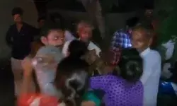 होटल से खाना खाकर निकलते ही प्रेमी प्रेमिका का चप्पलों से स्वागत होटल से खाना खाकर निकलते ही प्रेमी प्रेमिका का चप्पलों से स्वागत