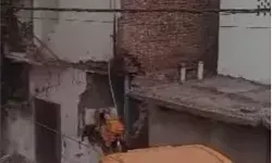 11 साल की बच्ची से गैंगरेप- रेपिस्ट के घरों पर चल रहा बुलडोजर