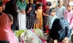 छत पर खेलते समय गिरी दीवार के नीचे दबी बच्ची- बाहर निकाली तो..