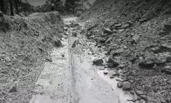बरसात का पानी बहाकर ले गया हाईवे का 50 मीटर हिस्सा- कई ट्रेनें रद्द