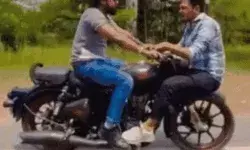 पेट्रोल से बुलेट नहलाई- फ्रेंड को मडगार्ड पर बैठाकर बनाई रील- अब दोनों