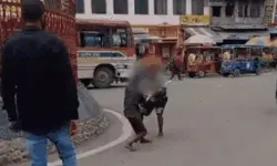 छेड़खानी कर रहे युवक पर बच्चों ने बरसाए डंडे- बचाई बहन की इज्जत