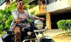 अभिनेत्री एवं सपा नेत्री ने बगैर हेलमेट दौड़ाई बुलेट- पुलिस ने पीछा कर. अभिनेत्री एवं सपा नेत्री ने बगैर हेलमेट दौड़ाई बुलेट- पुलिस ने पीछा कर.