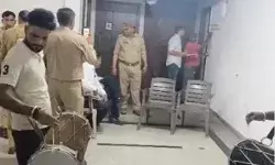 सपा मुखिया के करीबी पर शिकंजा- मुनादी कराकर फ्लैट किया कुर्क