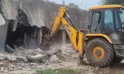 मदरसे पर चला बाबा का बुलडोजर- दर्जनों दुकानें भी जमींदोज मदरसे पर चला बाबा का बुलडोजर- दर्जनों दुकानें भी जमींदोज