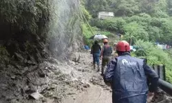 केदारनाथ मार्ग पर भूस्खलन- दर्जनभर लोग लापता- दुकानें भी बह गई केदारनाथ मार्ग पर भूस्खलन- दर्जनभर लोग लापता- दुकानें भी बह गई