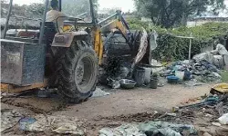 नूंह हिंसा- दंगाईयों के आशियाने पर चला बुलडोजर नूंह हिंसा- दंगाईयों के आशियाने पर चला बुलडोजर