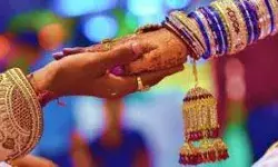 बिन ब्याही मां से शादी करेगा युवक- नहीं की तो हुक्का पानी बंद बिन ब्याही मां से शादी करेगा युवक- नहीं की तो हुक्का पानी बंद