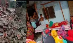 बारिश में नहा रहे बच्चों पर गिरी मस्जिद की दीवार- 1 बच्ची की मौत बारिश में नहा रहे बच्चों पर गिरी मस्जिद की दीवार- 1 बच्ची की मौत