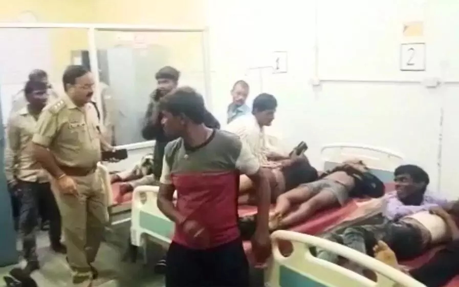 ट्रैक्टर ट्राली और डंपर की हुई भिड़ंत - 5 श्रद्धालुओं की मौत ट्रैक्टर ट्राली और डंपर की हुई भिड़ंत - 5 श्रद्धालुओं की मौत