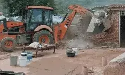 हिंसा के बाद बुलडोजर एक्शन- दंगाइयों के मकान दुकान जमींदोज हिंसा के बाद बुलडोजर एक्शन- दंगाइयों के मकान दुकान जमींदोज