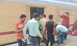 टाटानगर जा रही एक्सप्रेस ट्रेन में लगी आग- यात्रियों में मचा हड़कंप टाटानगर जा रही एक्सप्रेस ट्रेन में लगी आग- यात्रियों में मचा हड़कंप