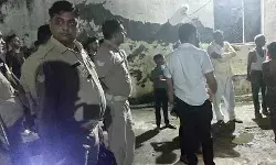 अवैध दारू की तलाश में रोनी हरजीपुर में छापा- बॉर्डर पर गाड़ियों की जांच