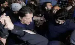 पूर्व प्रधानमंत्री को 3 साल की जेल- घर से किए गए गिरफ्तार- नहीं लड़..