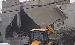 नूंह में जिस छत से फेंके थे पत्थर- उस मकान पे चला खट्टर का बुलडोजर नूंह में जिस छत से फेंके थे पत्थर- उस मकान पे चला खट्टर का बुलडोजर