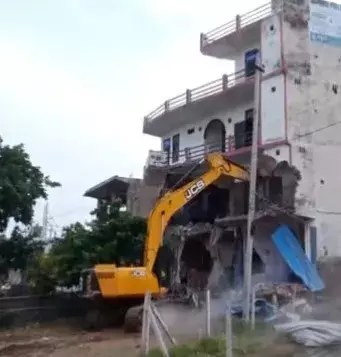 दंगाइयों पर एक्शन जारी- होटल पर चला बुलडोजर- फेंके थे पत्थर दंगाइयों पर एक्शन जारी- होटल पर चला बुलडोजर- फेंके थे पत्थर