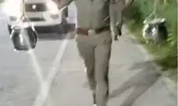 कांवड़िये पिता पुत्र को गाड़ी में बैठाकर कोतवाल ने उठाई उनकी कांवड़ कांवड़िये पिता पुत्र को गाड़ी में बैठाकर कोतवाल ने उठाई उनकी कांवड़