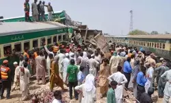 बड़ा ट्रेन हादसा- ट्रेन की बोगियां ट्रैक से उतरी- 15 की मौत 50 गंभीर बड़ा ट्रेन हादसा- ट्रेन की बोगियां ट्रैक से उतरी- 15 की मौत 50 गंभीर