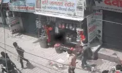 माहौल बिगाड़ने की कोशिश- बाइक सवार युवकों ने की दुकानों में..