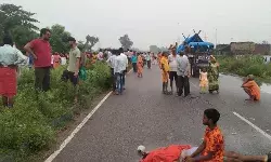 कांवड़िए की मौत से बवाल- शव सड़क पर रखकर लगाया जाम- फोर्स मौके पर कांवड़िए की मौत से बवाल- शव सड़क पर रखकर लगाया जाम- फोर्स मौके पर