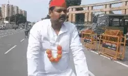 टमाटर लहसुन की माला डालकर साइकिल पर चढ़े सपा MLC पहुंचे..