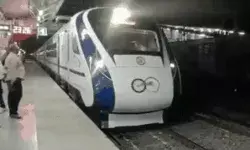 वंदे भारत ट्रेन पर पथराव कर चटकाए शीशे- रेलवे अफसर कर रहे.. वंदे भारत ट्रेन पर पथराव कर चटकाए शीशे- रेलवे अफसर कर रहे..