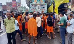 बरेली में फिर बवाल- कांवड़ियों ने पथराव कर तोड़े ट्रक के शीशे- हाईवे जाम बरेली में फिर बवाल- कांवड़ियों ने पथराव कर तोड़े ट्रक के शीशे- हाईवे जाम