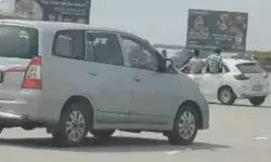 एक्सप्रेस वे पर कार सवारों का बवाल- कार पर बैठ पी बीयर- किया डांस