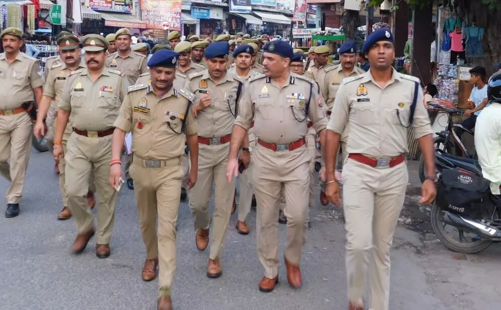 ADG ने पुलिस बल के साथ फ्लैग मार्च कर जाना हाल- लोगों से की वार्ता