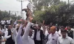 AMU कैंप्स में दिनदहाड़े वकील की गोली मारकर हत्या- विरोध में सड़क पर..