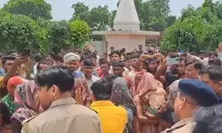 ओयो होटल पर ग्रामीणों का धावा- ऐसी अवस्था में पकड़े 10 लड़के लड़कियां ओयो होटल पर ग्रामीणों का धावा- ऐसी अवस्था में पकड़े 10 लड़के लड़कियां