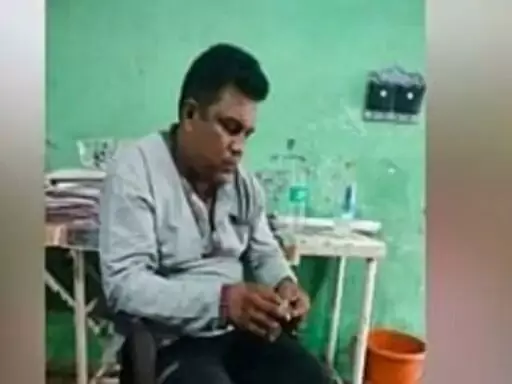 दोस्ती प्यार में बदली- इंजीनियर पहुंचा युवती के घर- परिजनों ने की धुनाई दोस्ती प्यार में बदली- इंजीनियर पहुंचा युवती के घर- परिजनों ने की धुनाई