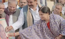 फ्लाइंग किस देना ही होगा तो लड़की को देंगे राहुल- 50 साल की बूढी.. फ्लाइंग किस देना ही होगा तो लड़की को देंगे राहुल- 50 साल की बूढी..