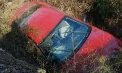 कार में ऐसे हाल में थी लड़की- खिड़की खोलते ही उड़े पुलिस के होश कार में ऐसे हाल में थी लड़की- खिड़की खोलते ही उड़े पुलिस के होश