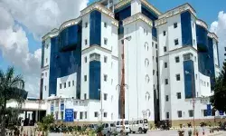 इलाज के लिए बीजेपी MLC को लाइन में खड़ा करने वाला डॉक्टर बर्खास्त इलाज के लिए बीजेपी MLC को लाइन में खड़ा करने वाला डॉक्टर बर्खास्त