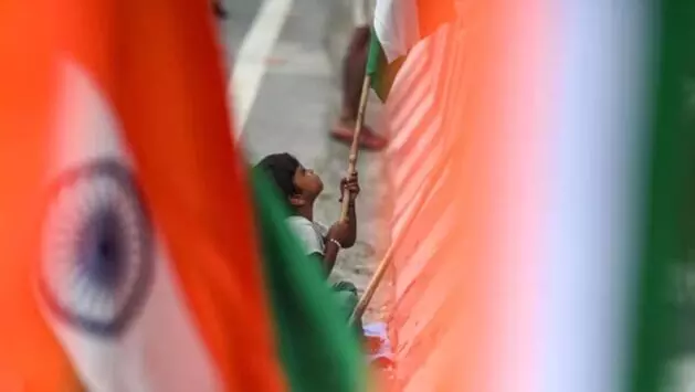 तिरंगे को सलामी पर मौलाना का फतवा खारिज करना पड़ा भारी- पीना पड़ा... तिरंगे को सलामी पर मौलाना का फतवा खारिज करना पड़ा भारी- पीना पड़ा...