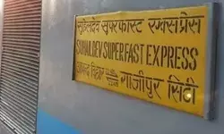 एक्सप्रेस ट्रेन की बत्ती गुल- पैसेंजर ने TTI को किया शौचालय में बंद