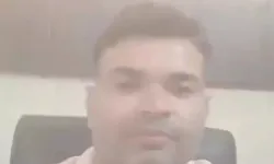 बिन वर्दी के दरोगा दबंग ने पुलिस चौकी में कुर्सी पर बैठ बना डाली रील बिन वर्दी के दरोगा दबंग ने पुलिस चौकी में कुर्सी पर बैठ बना डाली रील