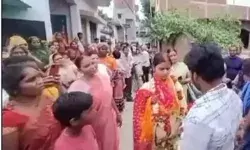 बिन फेरे हम तेरे-बीच सड़क भरी दुल्हन की मांग- माला डाल रचाई शादी बिन फेरे हम तेरे-बीच सड़क भरी दुल्हन की मांग- माला डाल रचाई शादी