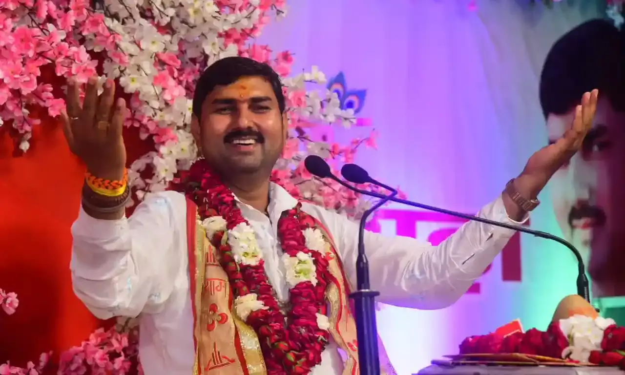 कथा में श्रीकृष्ण के बाल लीला की कथा सुन भाव विभोर हुये श्रोता
