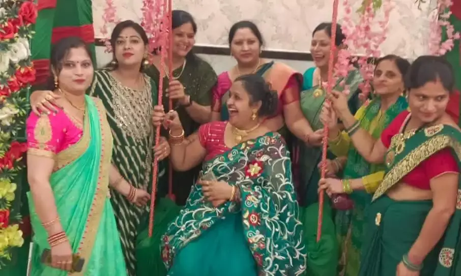 रोटरी क्लब द्वारा महिलाओं को साईकिल वितरण कर मनाया तीज