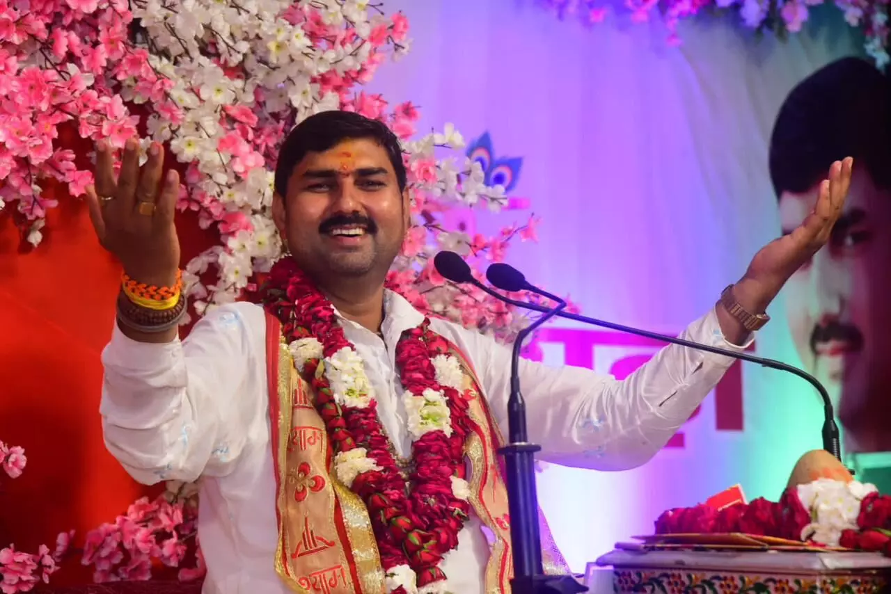 कथा में श्रीकृष्ण के बाल लीला की कथा सुन भाव विभोर हुये श्रोता