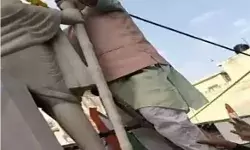 यात्रा के जोश में मंत्री को नहीं रहा होश- जूते पहन डाली बापू को माला यात्रा के जोश में मंत्री को नहीं रहा होश- जूते पहन डाली बापू को माला