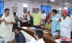 नगर निगम का सदन बना जंग का मैदान- पप्पू रावण पर भिड़े पार्षद