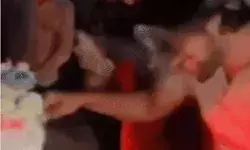 सड़क पर मनी बर्थडे पार्टी में उतरा हुड़दंग- की दनादन फायरिंग सड़क पर मनी बर्थडे पार्टी में उतरा हुड़दंग- की दनादन फायरिंग