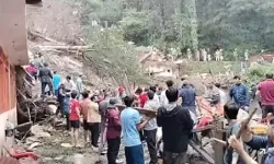 खचाखच भरे मंदिर पर गिरा पहाड़- मलबे में दबे श्रद्धालु- 9 की मौत