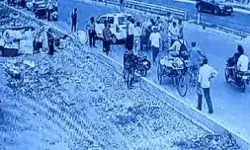 बीच सडक हुई पुलिस की पिटाई- लोग खडे देखते रहे खाकी की फजीहत