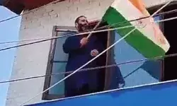 कश्मीर में टॉप 10 आतंकी के भाई ने लहराया तिरंगा- वीडियो वायरल कश्मीर में टॉप 10 आतंकी के भाई ने लहराया तिरंगा- वीडियो वायरल