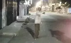 शराबी नू चढ़ी जवानी- चल रही हैं मेरे साथ- महिलाओं ने चप्पलों से किया..