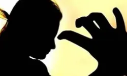 दीवार कूदकर घर में घुसे पुलिसकर्मियों ने महिला से की छेड़छाड़ दीवार कूदकर घर में घुसे पुलिसकर्मियों ने महिला से की छेड़छाड़